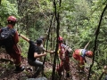 一家三口杭州山中迷路一夜，天蒙蒙亮想找路下山，台风来了