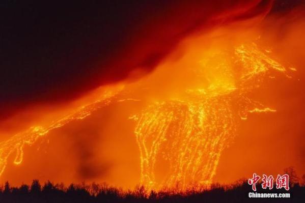意大利埃特纳火山15次喷发 熔岩流影响居民生活