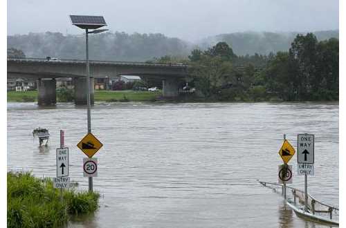 澳大利亚新南威尔士州强降雨引发洪水 18000人被疏散