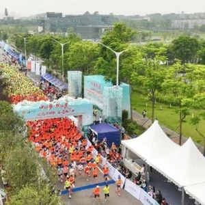 重庆“最美”长跑比赛在两江新区明月湖畔开跑