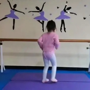 5岁女童在培训机构练舞蹈摔倒致高位截瘫：父母称只拿到20万赔偿，打工租房送女上学