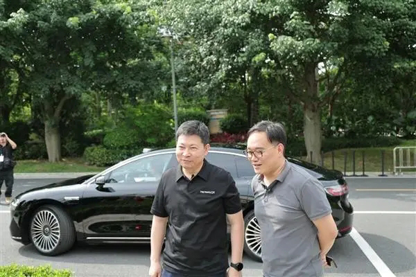 余承东邀微博CEO试乘享界S9：豪华美学全面超越迈巴赫