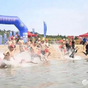 7月21日，200名泳士将搏浪厦金海峡