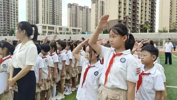 北京天安门广场上1253号国旗现身济南这所小学开学典礼