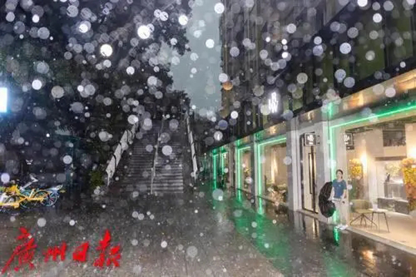 受台风“摩羯”影响，5日下午到傍晚广州中南部转雷阵雨