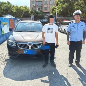 为免停车费 男子开套牌车进出小区被新田交警查处