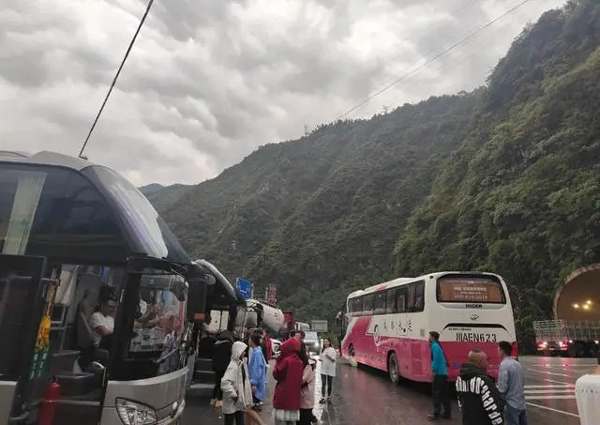 汶川突发泥石流部分路段中断，卧龙大熊猫苑神树坪基地因天气临时闭园