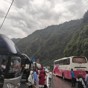 汶川突发泥石流部分路段中断，卧龙大熊猫苑神树坪基地因天气临时闭园