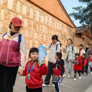 小脚丫丈量古城！泉州一幼儿园开展古城亲子定向徒步活动