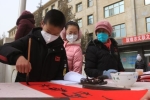 甘肃敦煌：写春联 送祝福 迎新春