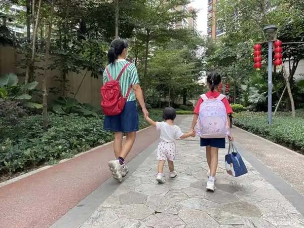 人间丨二胎妈妈择业记：生娃＋就业犹如嚼甘蔗，很难两头甜……