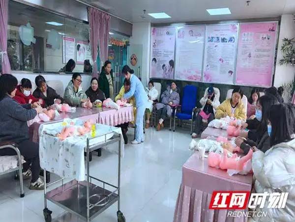 张家界永定区妇保院“手把手”教婴儿抚触，让爱在指尖传递