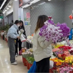 衣食住行跟我逛｜情人节鲜花热销，“仪式感”满满的大型玫瑰花束受青睐