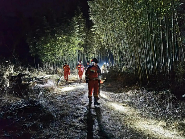 一家人“上春山”迷路，一群人摸黑寻找，登山徒步千万规划好行程