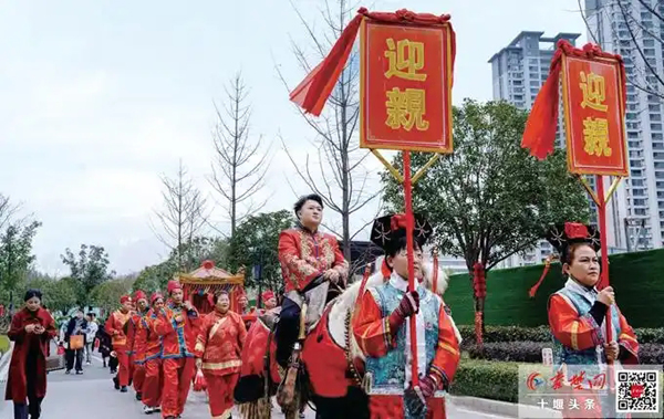 男子骑白马用花轿娶亲 中式浪漫才是顶级浪漫