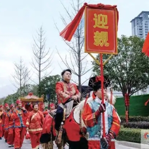 男子骑白马用花轿娶亲 中式浪漫才是顶级浪漫